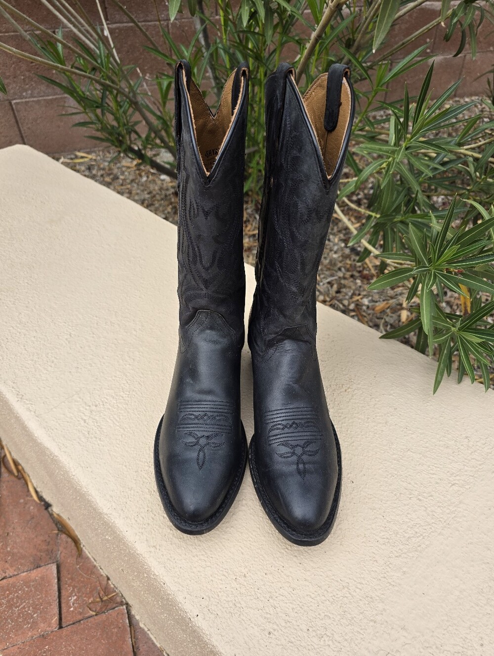 Shyanne Black Western Embroidered Mid-Calf Heeled Boots LIKE NEW